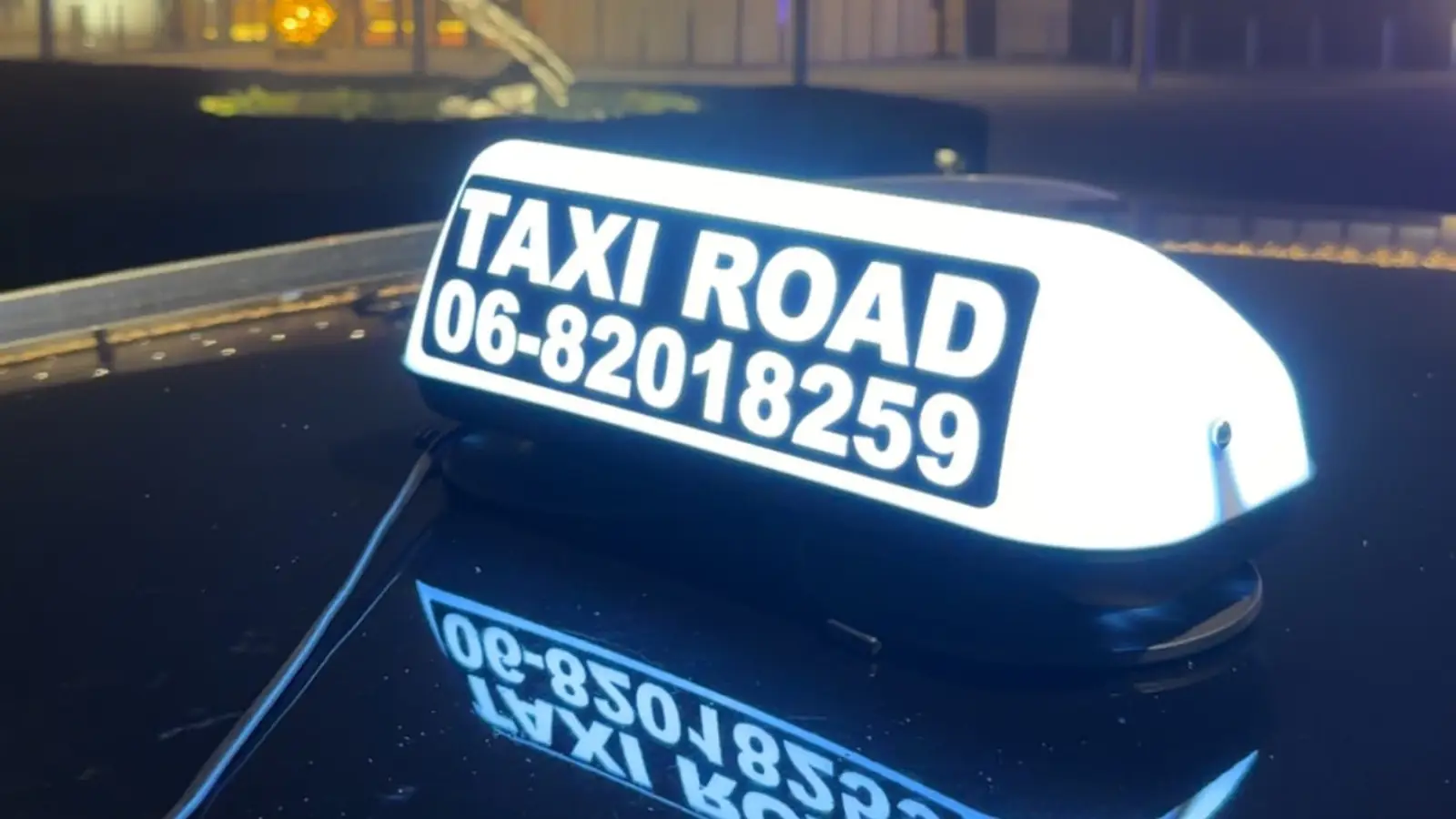 Verlicht daklicht van Taxi Road op het dak van de taxi tijdens een avondrit