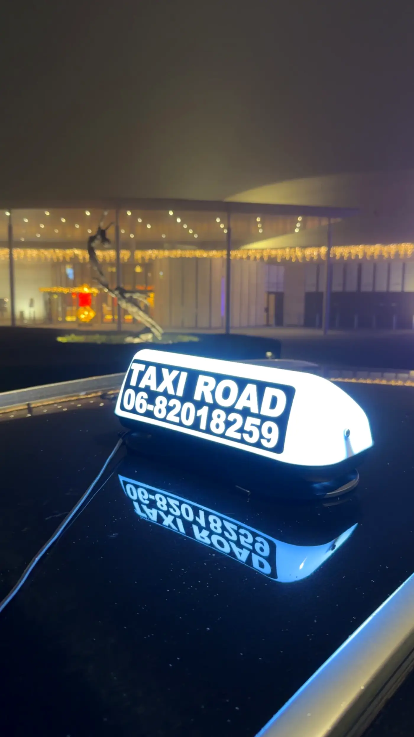 Taxi Road met verlicht daklicht, klaar voor vertrek